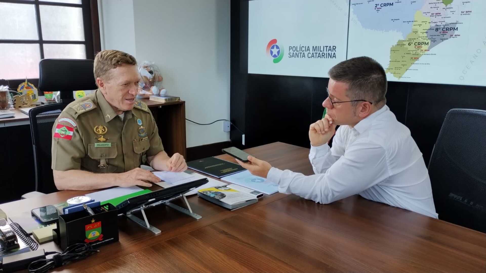 Coronel Aurélio José Pelozato, Comandante Geral da PMSC, fala ao jornalista da Adjori/SC, Rubens Cardiga  